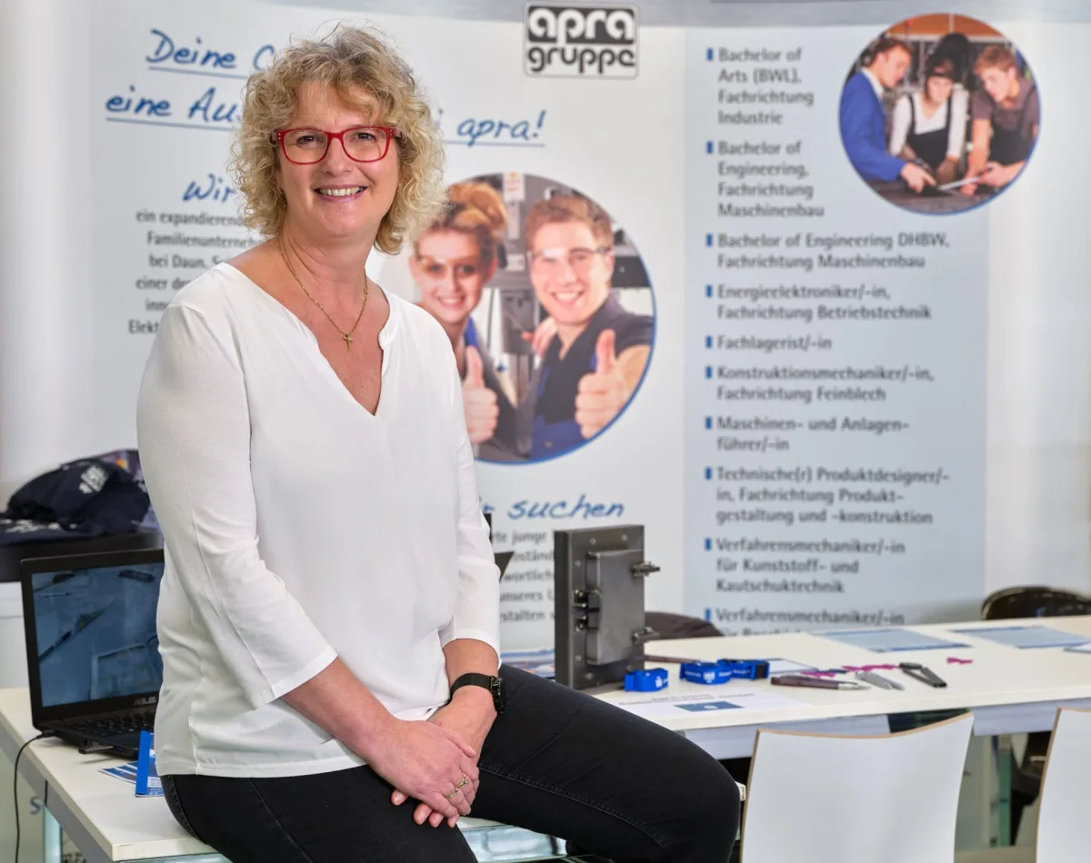 Ulrike Meffert am Messestand der apra-norm Elektromechanik GmbH