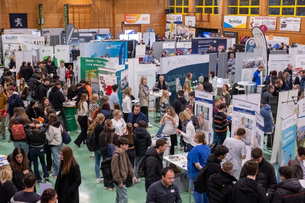 Blick über die gut besuchte Wehrbüschhalle mit zahlreichen Informationsständen