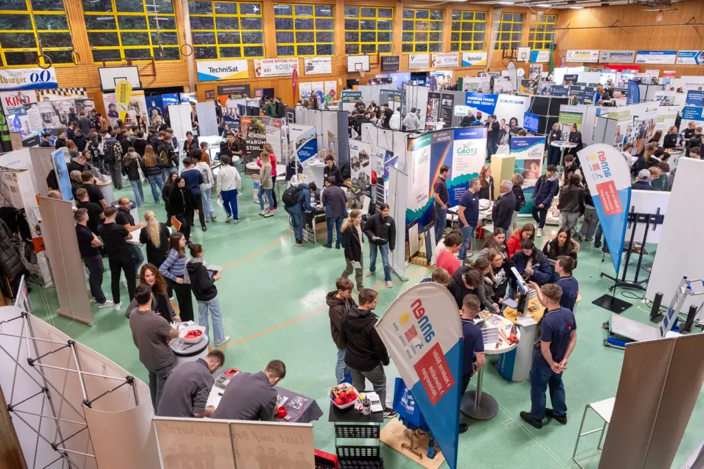 Übersicht über die vielfältigen Ausstellerstände in der Wehrbüschhalle