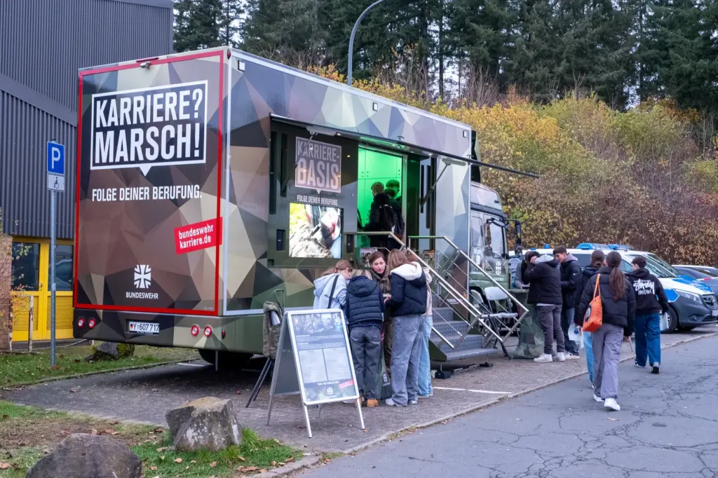 Mobiler Informationsstand vor der Wehrbüschhalle