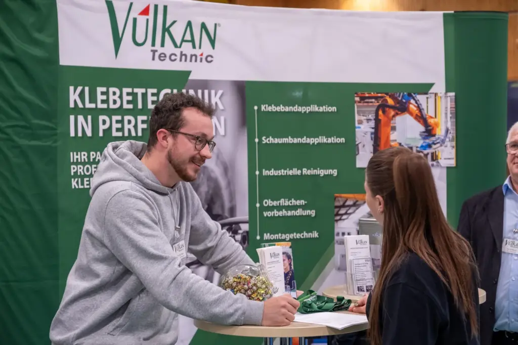 Persönliches Beratungsgespräch an einem Ausbildungsstand