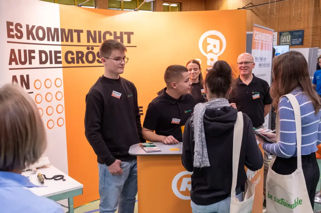 Jugendliche informieren sich gemeinsam über Ausbildungsangebote