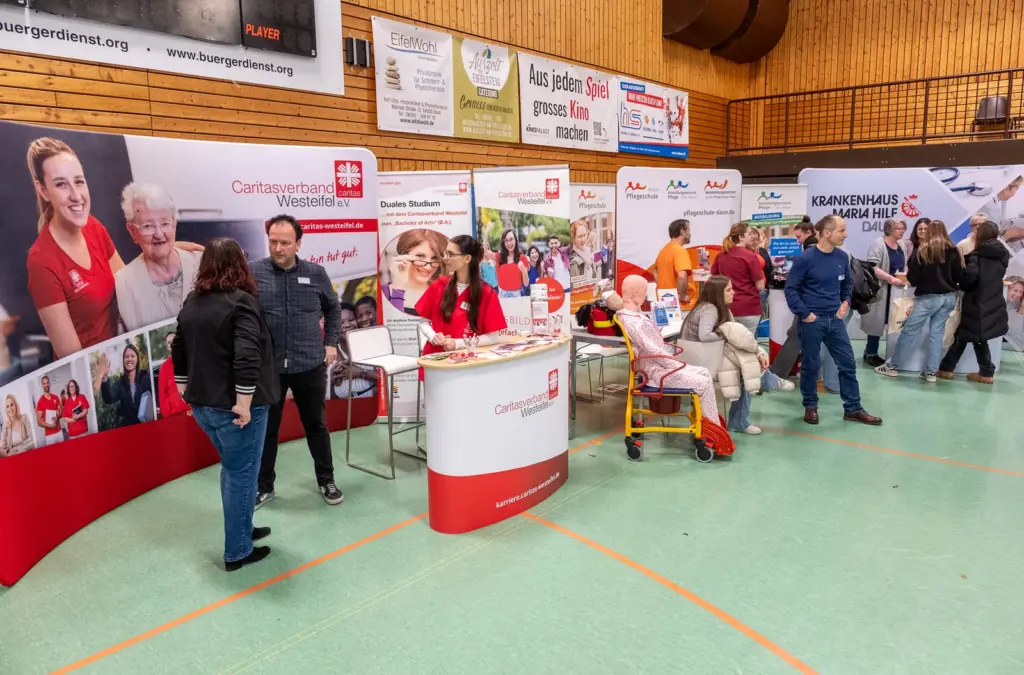 Besucher und Aussteller an mehreren Ständen in der Wehrbüschhalle
