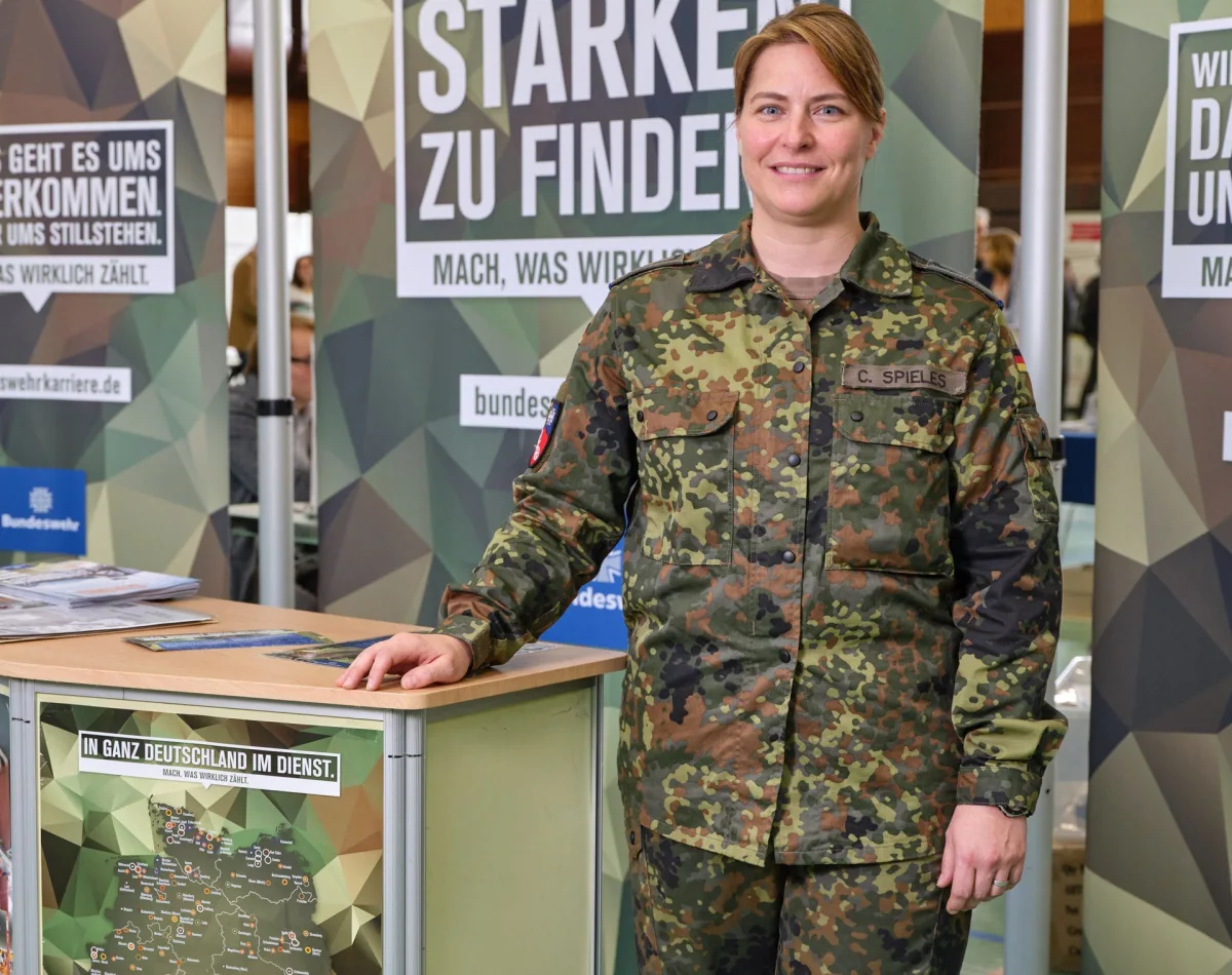 Lisa Kindler am Stand der Bundeswehr-Karriereberatung