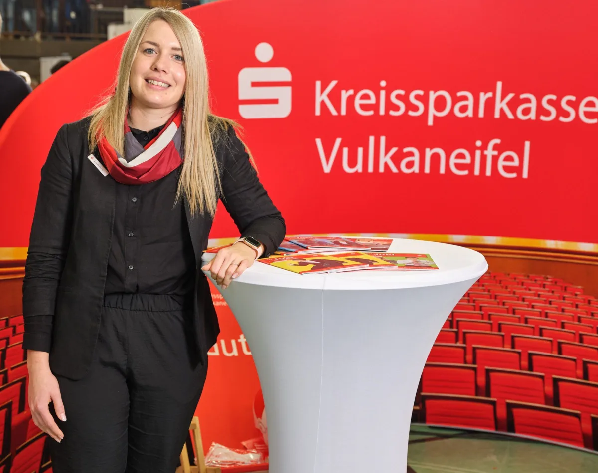 Lisa Ehrhardt am Stand der Kreissparkasse Vulkaneifel