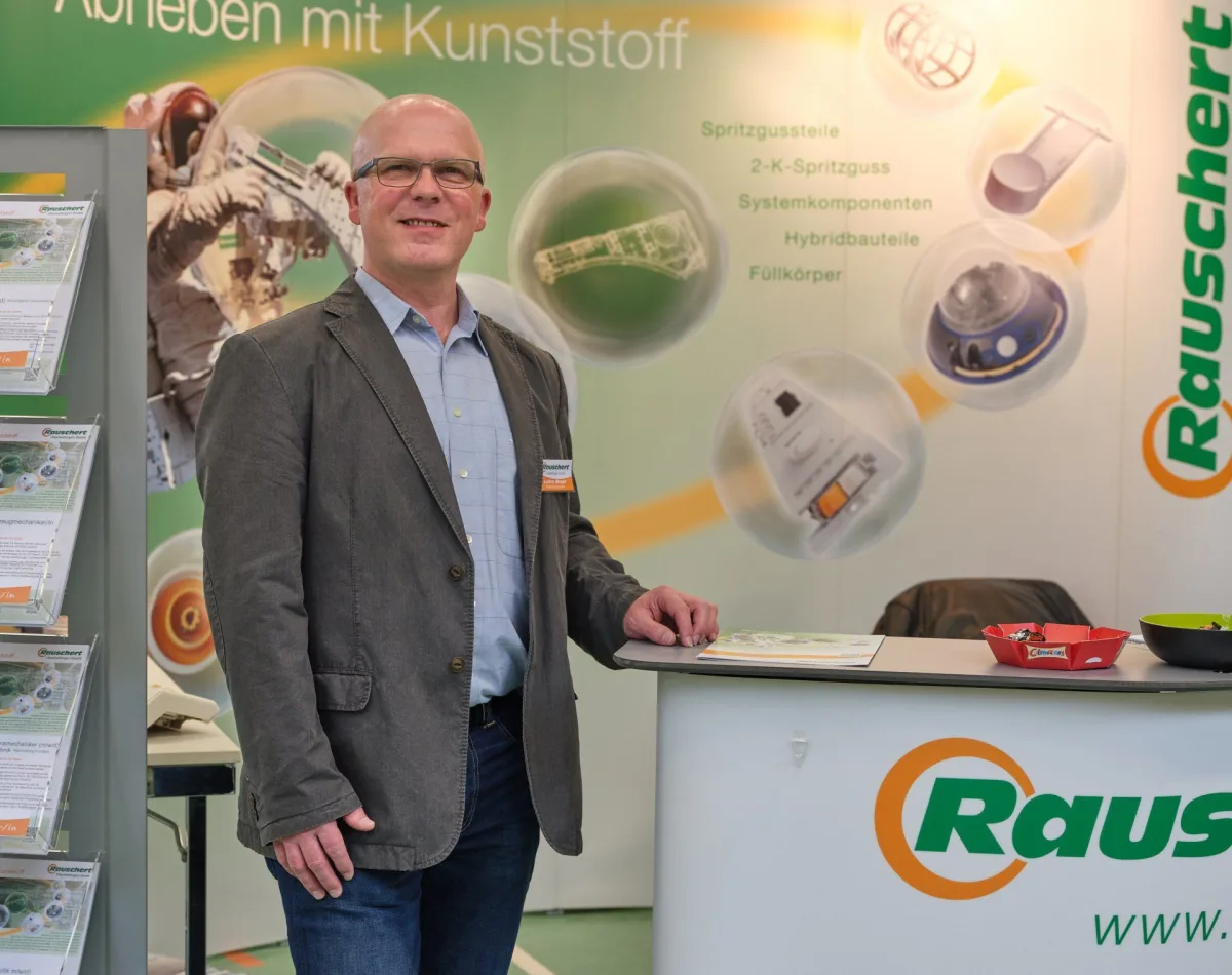 Lothar Meyer am Messestand von Rauschert