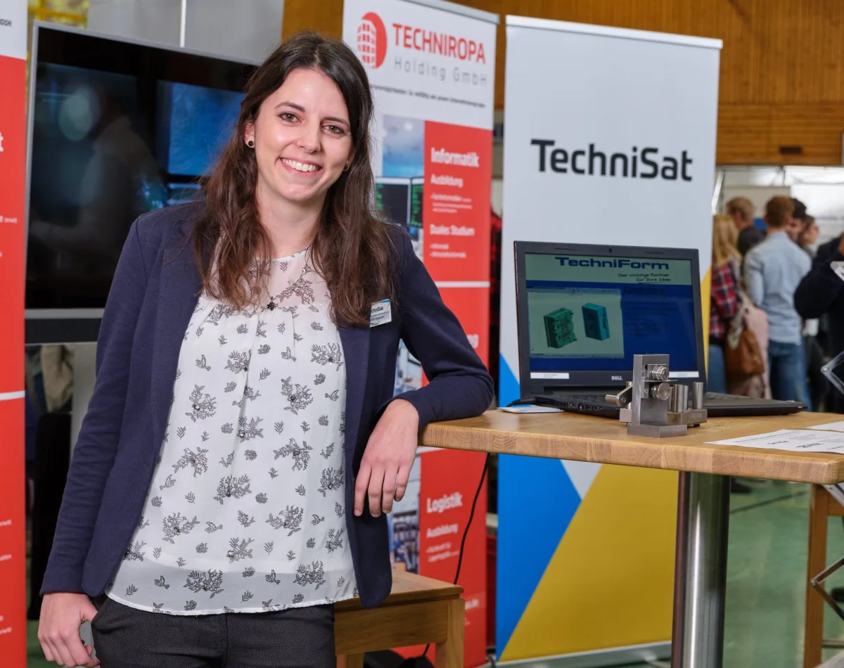 Judith Kaspers am Messestand von TechniSat
